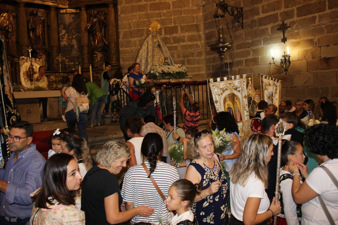 Fotos: Centenares de personas arropan a su patrona a su llegada a la localidad