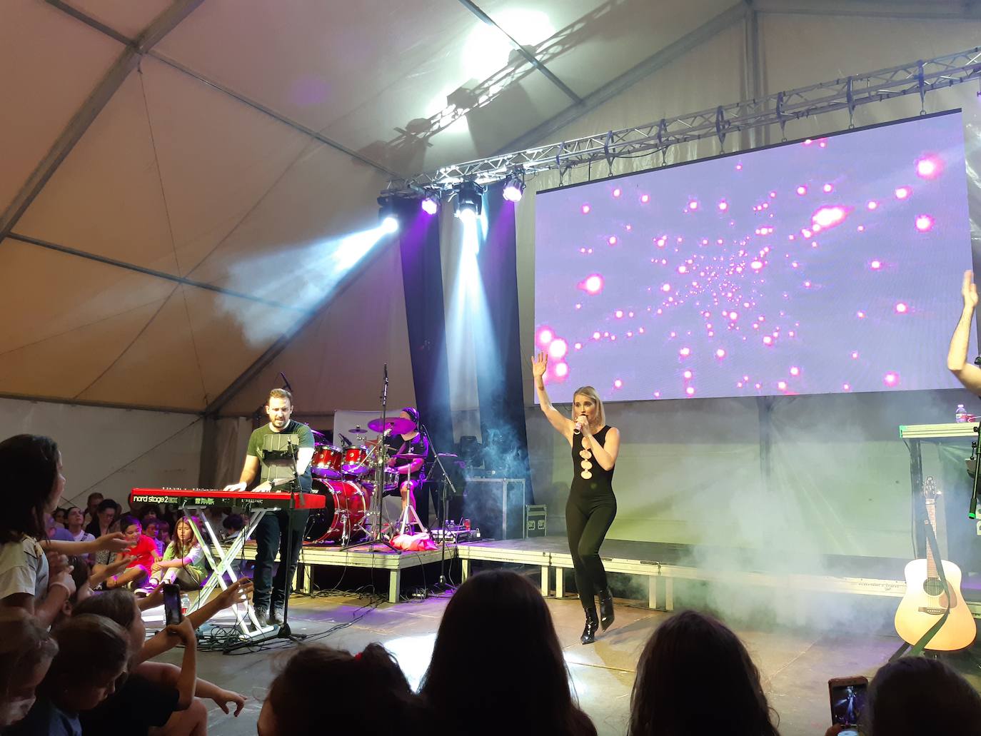 Imagen principal - Una Soraya arrolladora y enérgica hace vibrar a sus paisanos extremeños en Casar de Cáceres