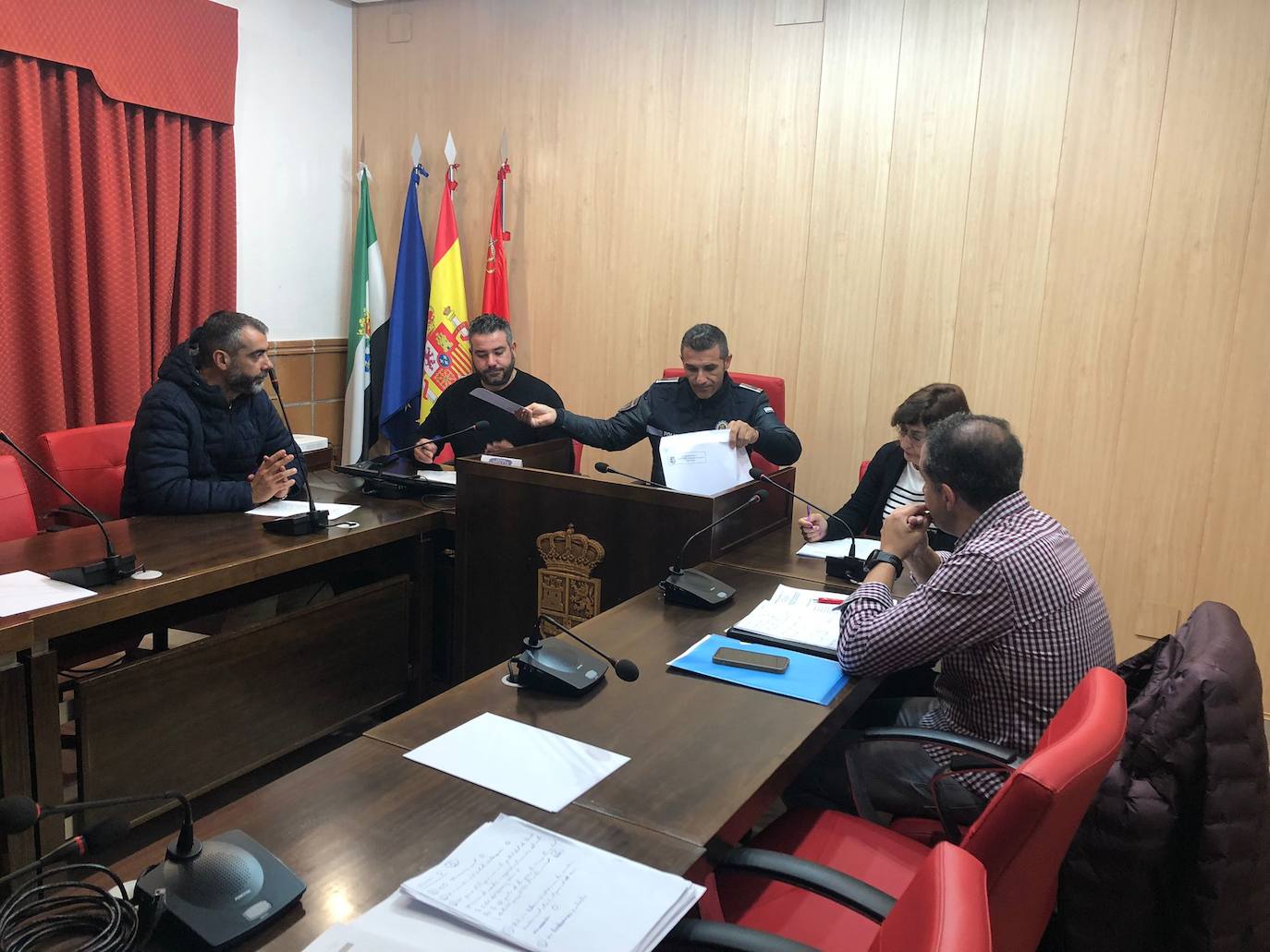 Integrantes del Tribunal, esta mañana en el salón de plenos. 