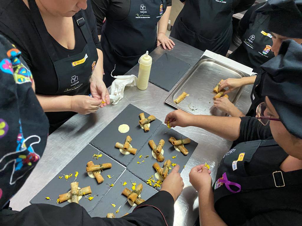 Elaboración de uno de los platos ofrecidos ayer por los alumnos de Treboleda. 