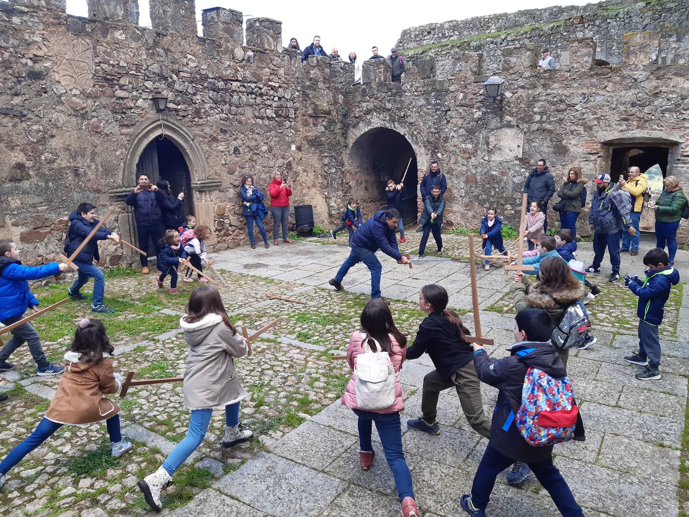 Los niños casareños aprenden algunas técnicas para el combate. 