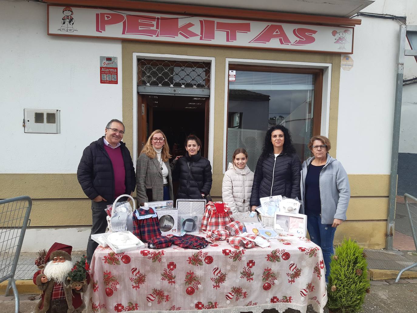 Imagen secundaria 1 - Los comerciantes salen a la calle en una nueva edición del Mercado familiar navideño