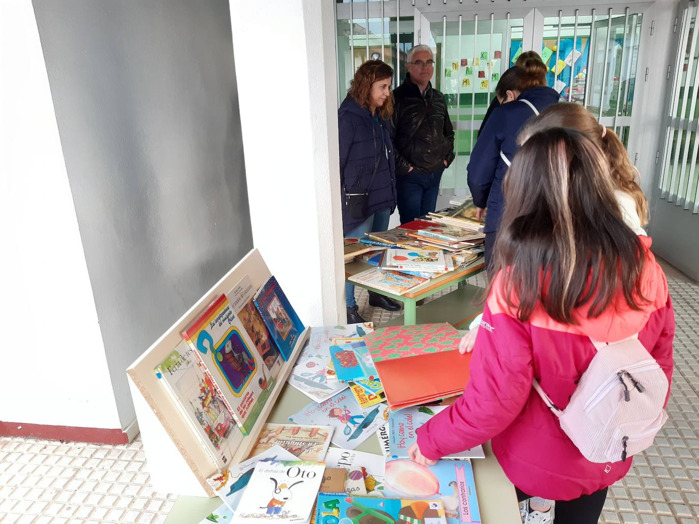 El mercadillo literario solidario ha logrado vender decenas de libros para una buena causa. 