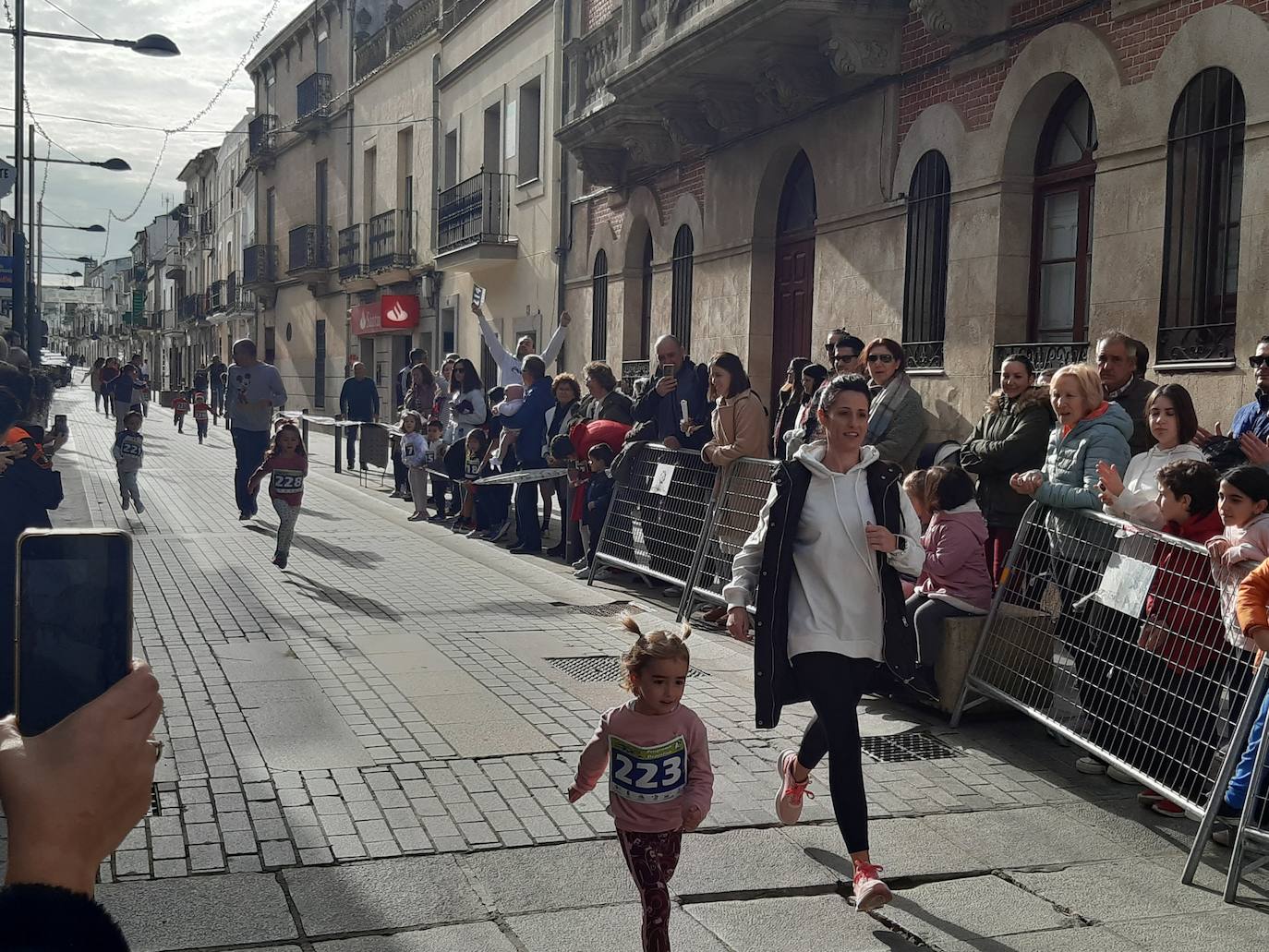 Fotos: Casar de Cáceres despide el 2022 con 88 inscritos en la tradicional Carrera del turrón