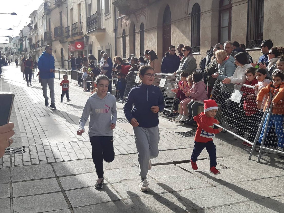Fotos: Casar de Cáceres despide el 2022 con 88 inscritos en la tradicional Carrera del turrón