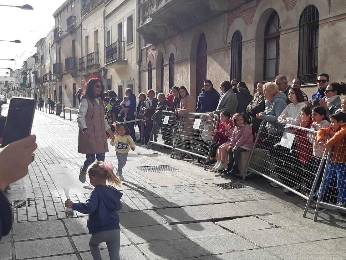 Fotos: Casar de Cáceres despide el 2022 con 88 inscritos en la tradicional Carrera del turrón