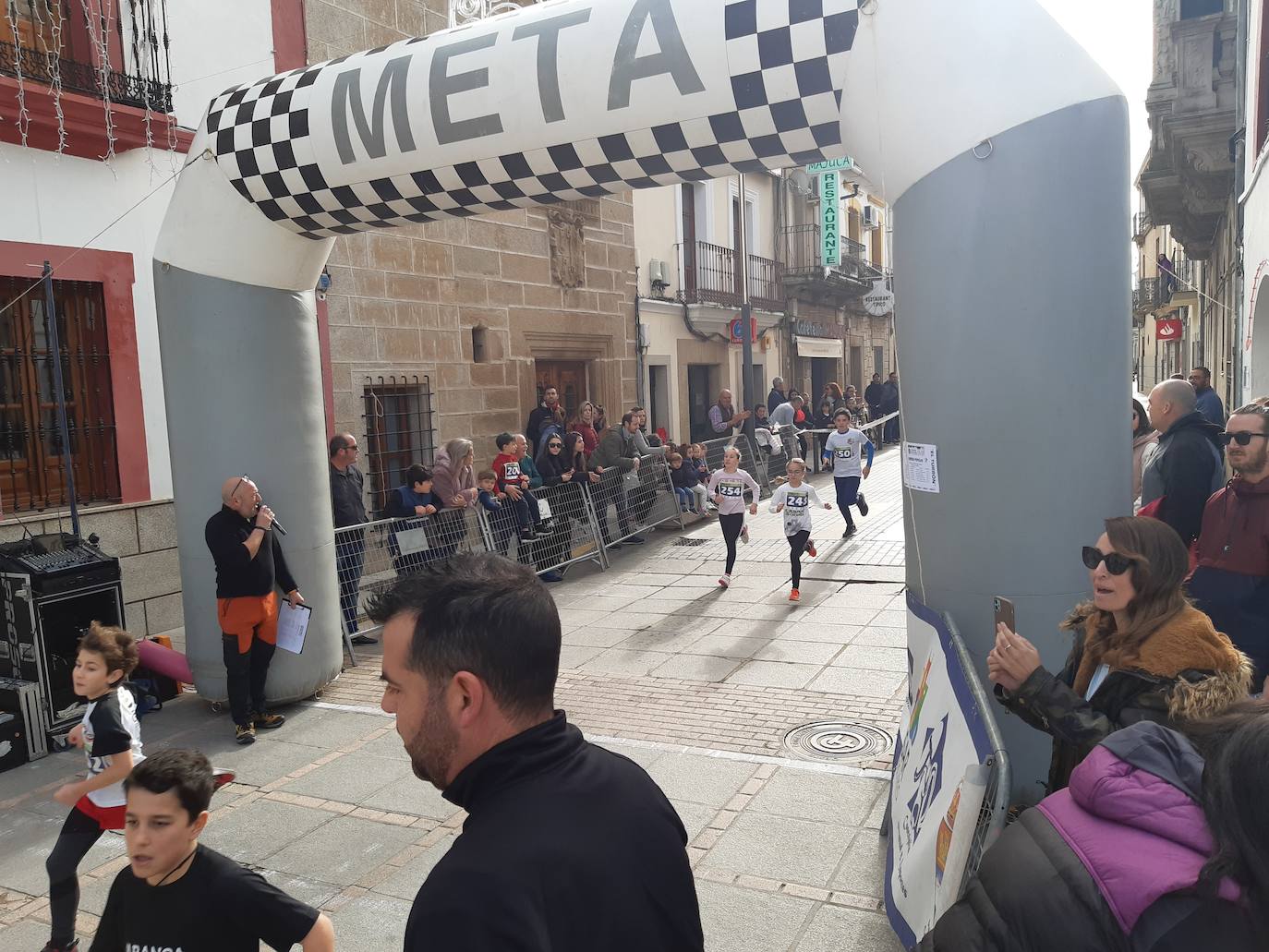 Fotos: Casar de Cáceres despide el 2022 con 88 inscritos en la tradicional Carrera del turrón