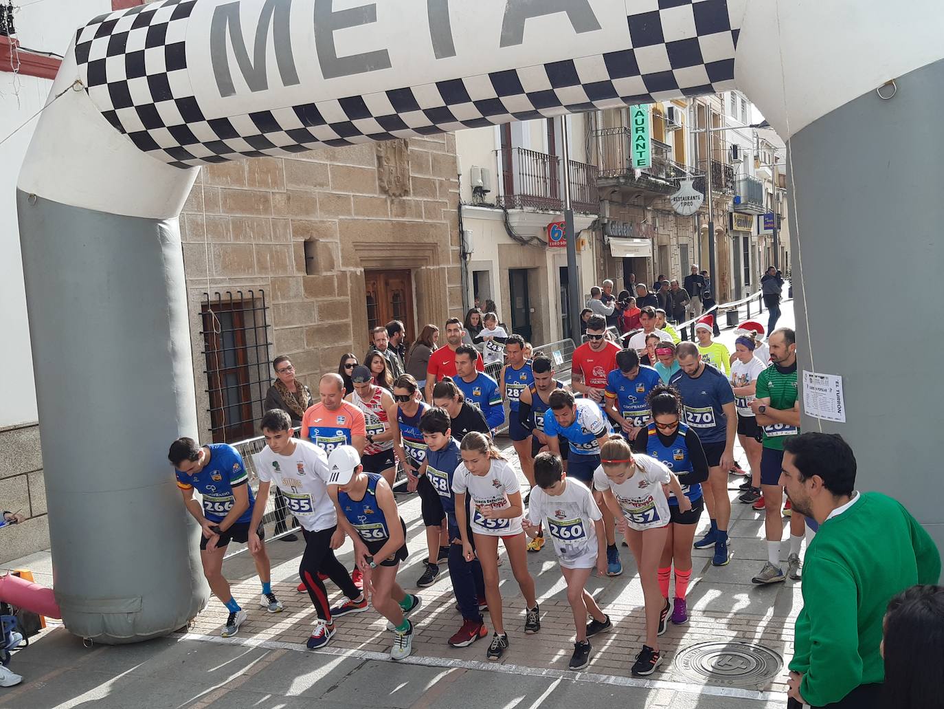 Fotos: Casar de Cáceres despide el 2022 con 88 inscritos en la tradicional Carrera del turrón