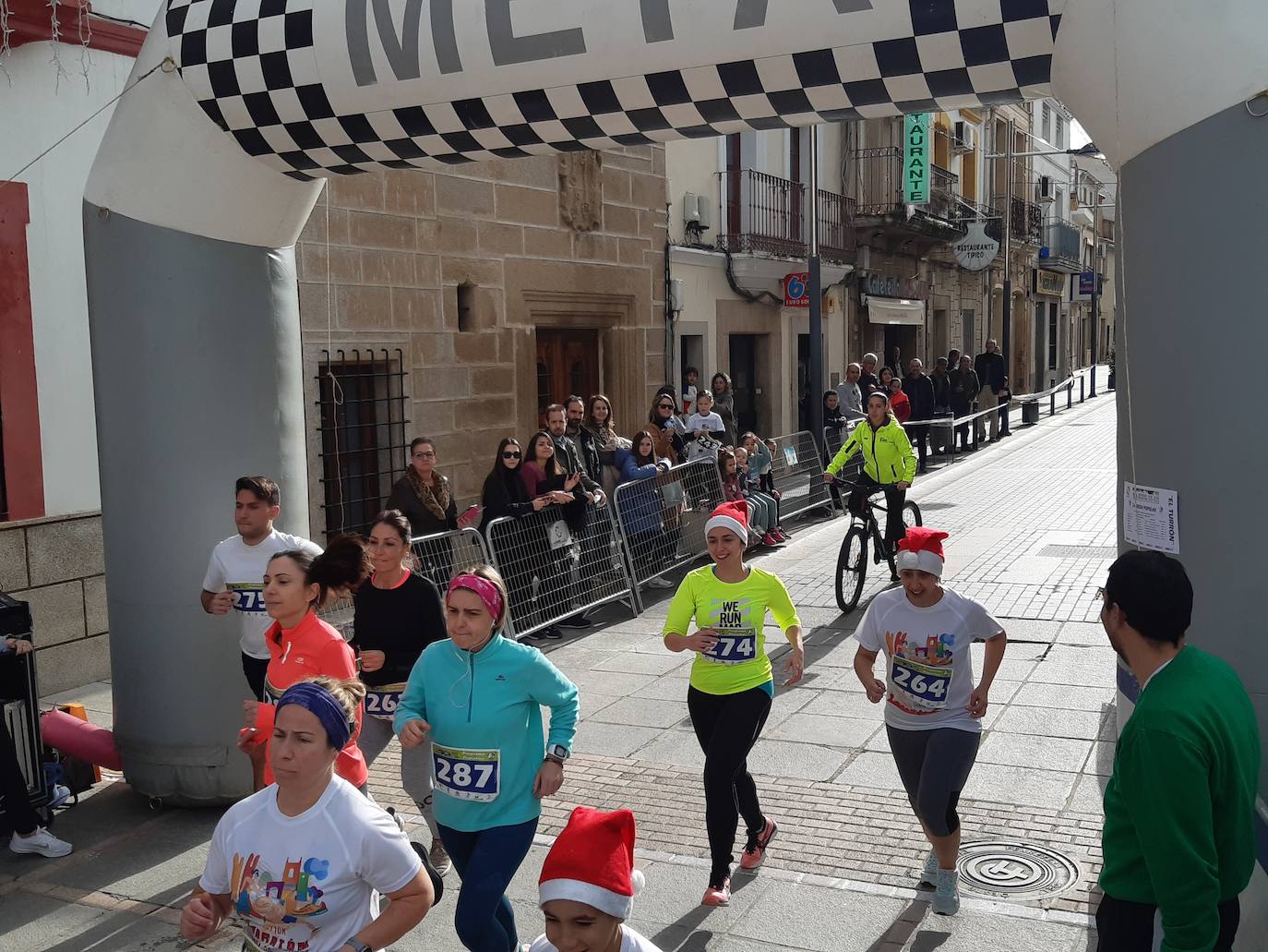 Fotos: Casar de Cáceres despide el 2022 con 88 inscritos en la tradicional Carrera del turrón