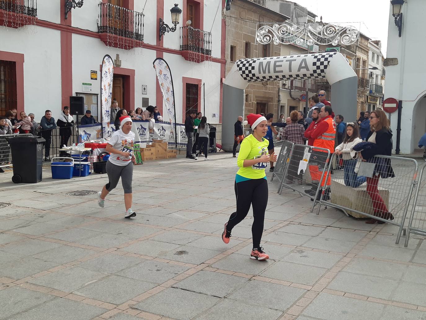 Fotos: Casar de Cáceres despide el 2022 con 88 inscritos en la tradicional Carrera del turrón