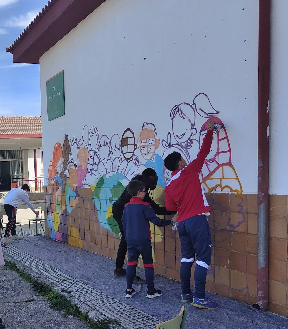 Imagen secundaria 2 - Alumnos y profesores del colegio pintan un gran mural contra el racismo y la xenofobia