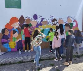 Alumnos y profesores del colegio pintan un gran mural contra el racismo y la xenofobia