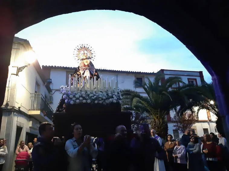 La Virgen de la Soledad llega a la parroquia arropada por numerosos vecinos