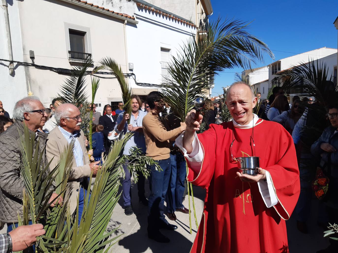 Imagen principal - Centenares de personas vuelven a arropar a La Burrina otro Domingo de Ramos