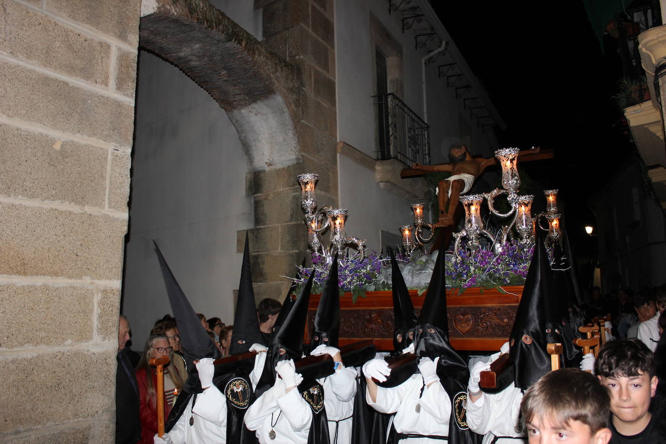 Imagen secundaria 2 - El Cristo de la Peña vuelve a ser el centro de todas las miradas en una noche especial