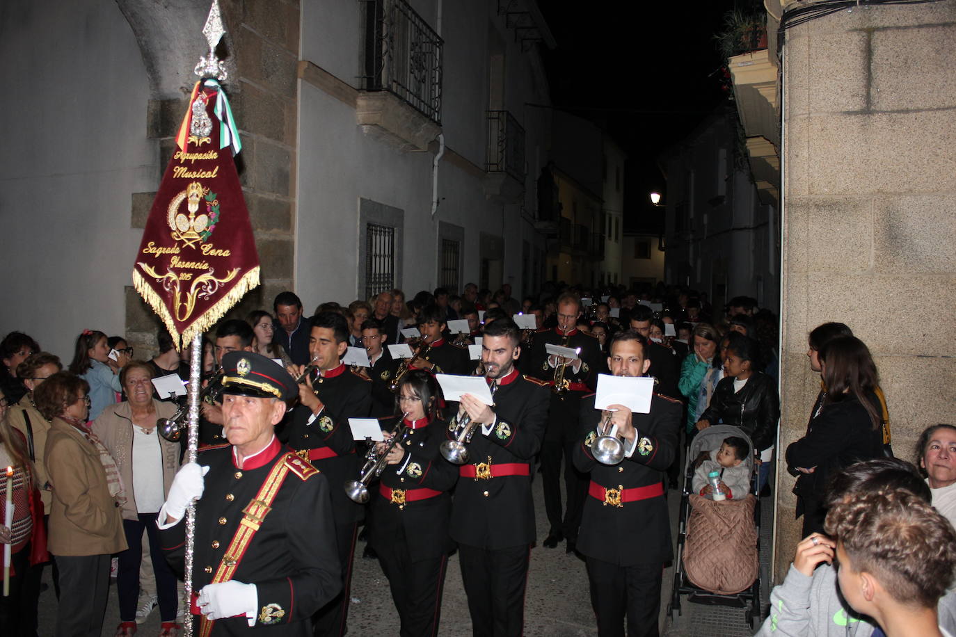 Imagen principal - El Cristo de la Peña vuelve a ser el centro de todas las miradas en una noche especial