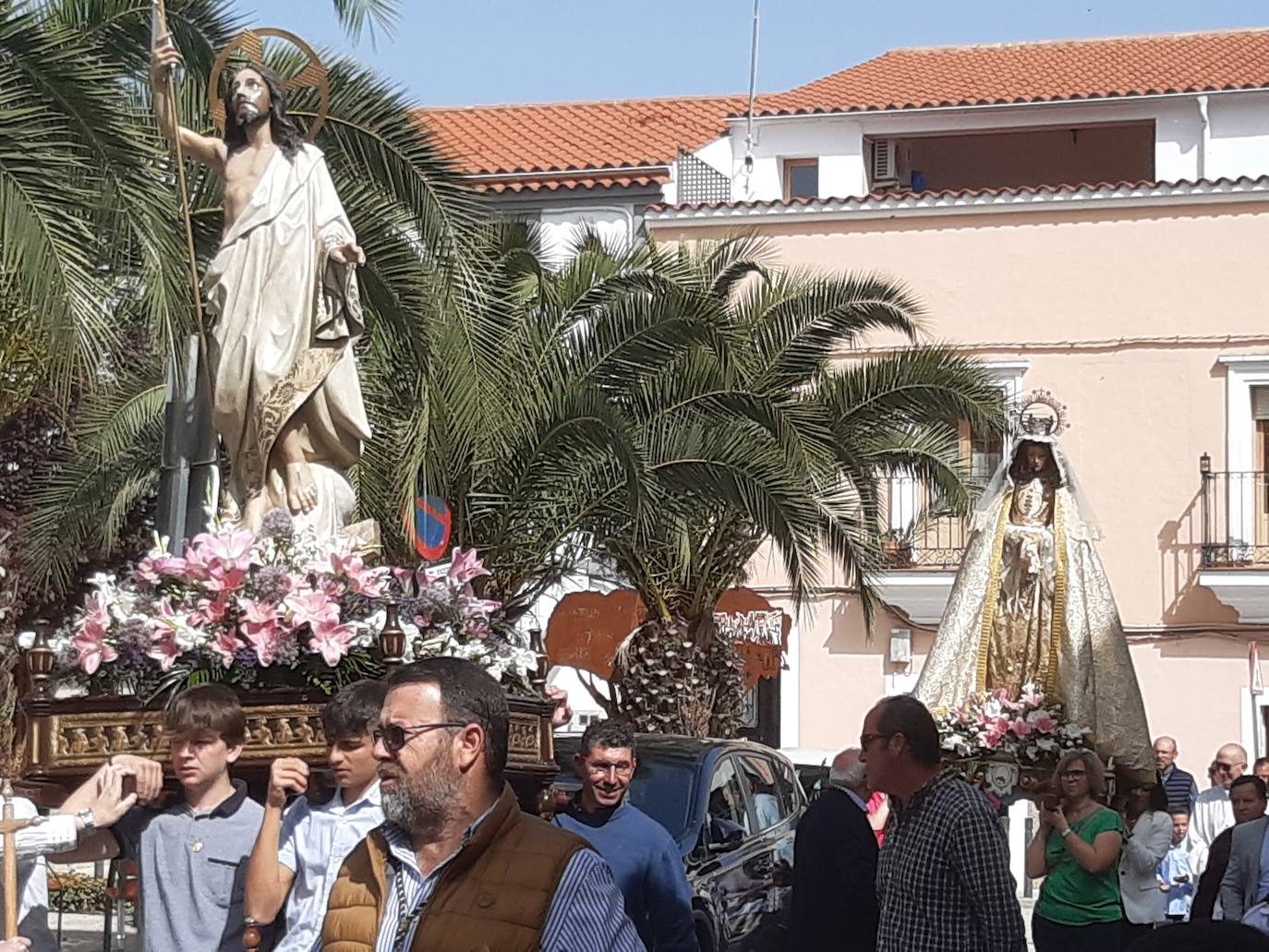 Imagen secundaria 2 - En encuentro entre Cristo Resucitado y la Virgen de la Alegría cierran los actos de la Semana Santa casareña