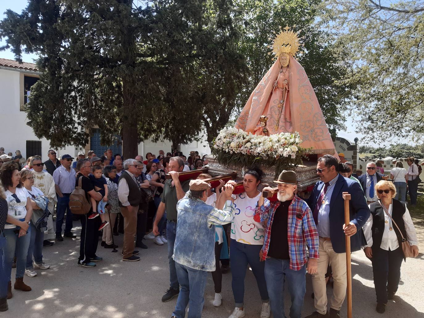 Imagen secundaria 2 - La Virgen del Prado vuelve a estar muy arropada en su día grande