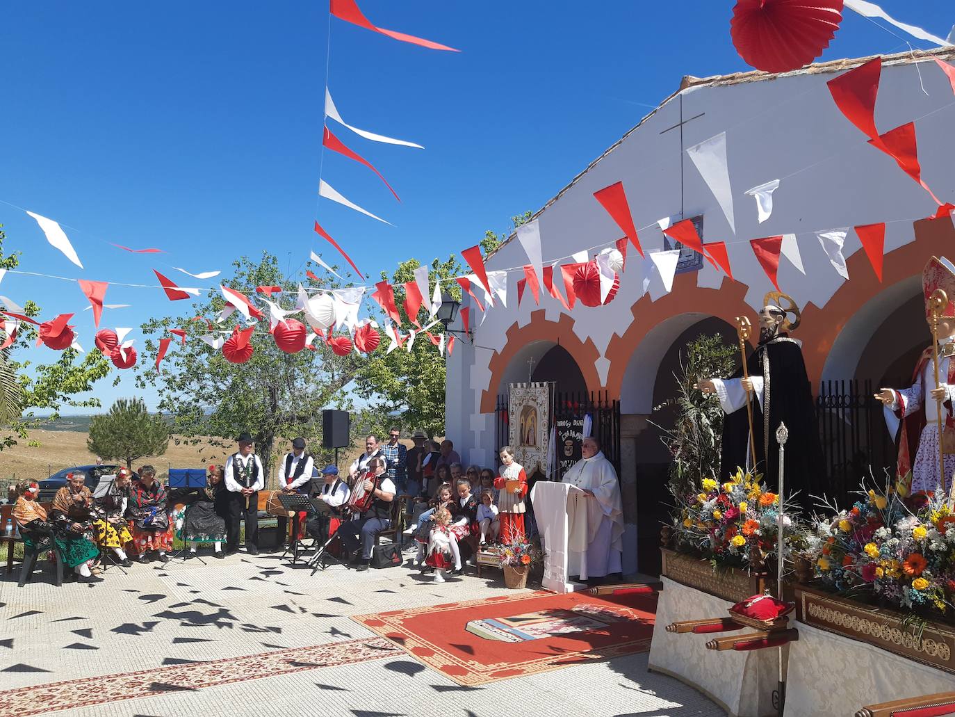 Imagen principal - La romería de San Benito se celebra por todo lo alto