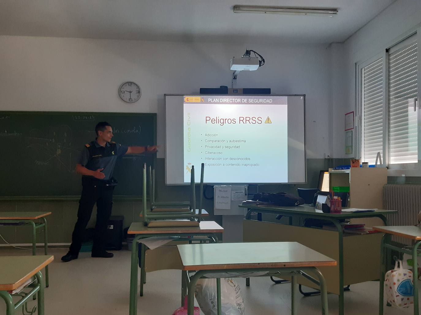 Imagen principal - La Guardia Civil aconseja a los padres dar ejemplo a sus hijos con el uso de los móviles