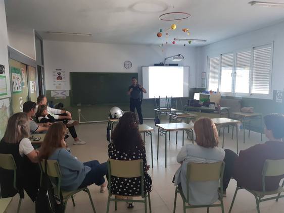 La Guardia Civil aconseja a los padres dar ejemplo a sus hijos con el uso de los móviles