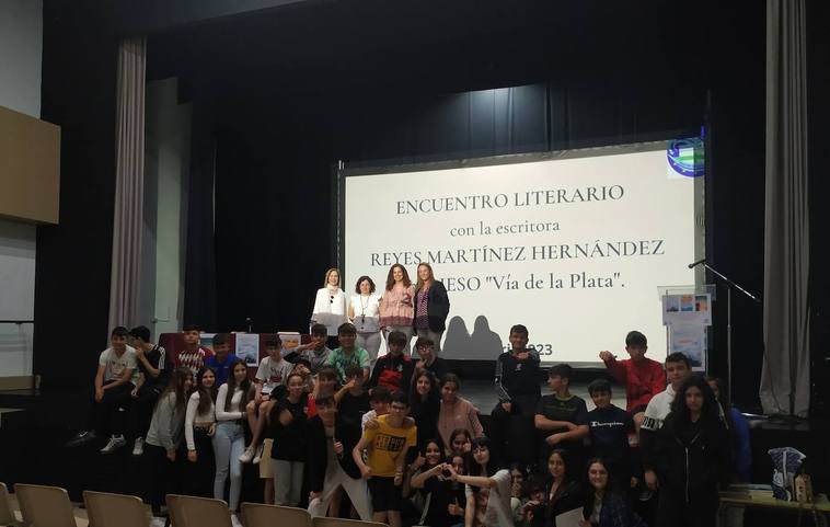 Alumnos del IESO Vía de la Plata comparten un encuentro literario con la escritora madrileña Reyes Martínez