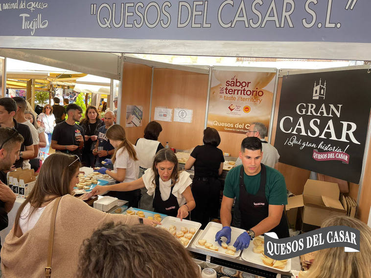 Numerosas personas degustaron los distintos quesos de esta empresa en la Feria de Trujillo.