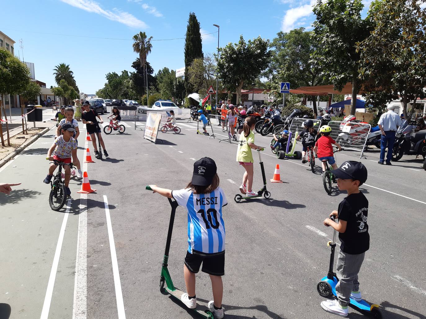 Imagen secundaria 2 - El asociacionismo local triunfa en su feria anual por su alta participación