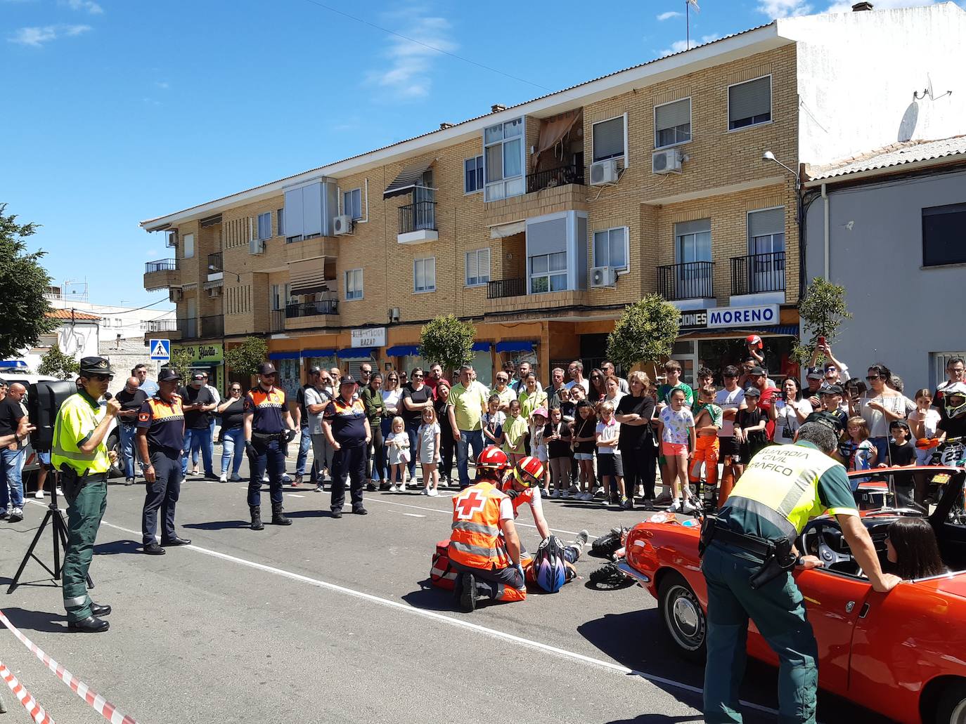 Imagen principal - El asociacionismo local triunfa en su feria anual por su alta participación