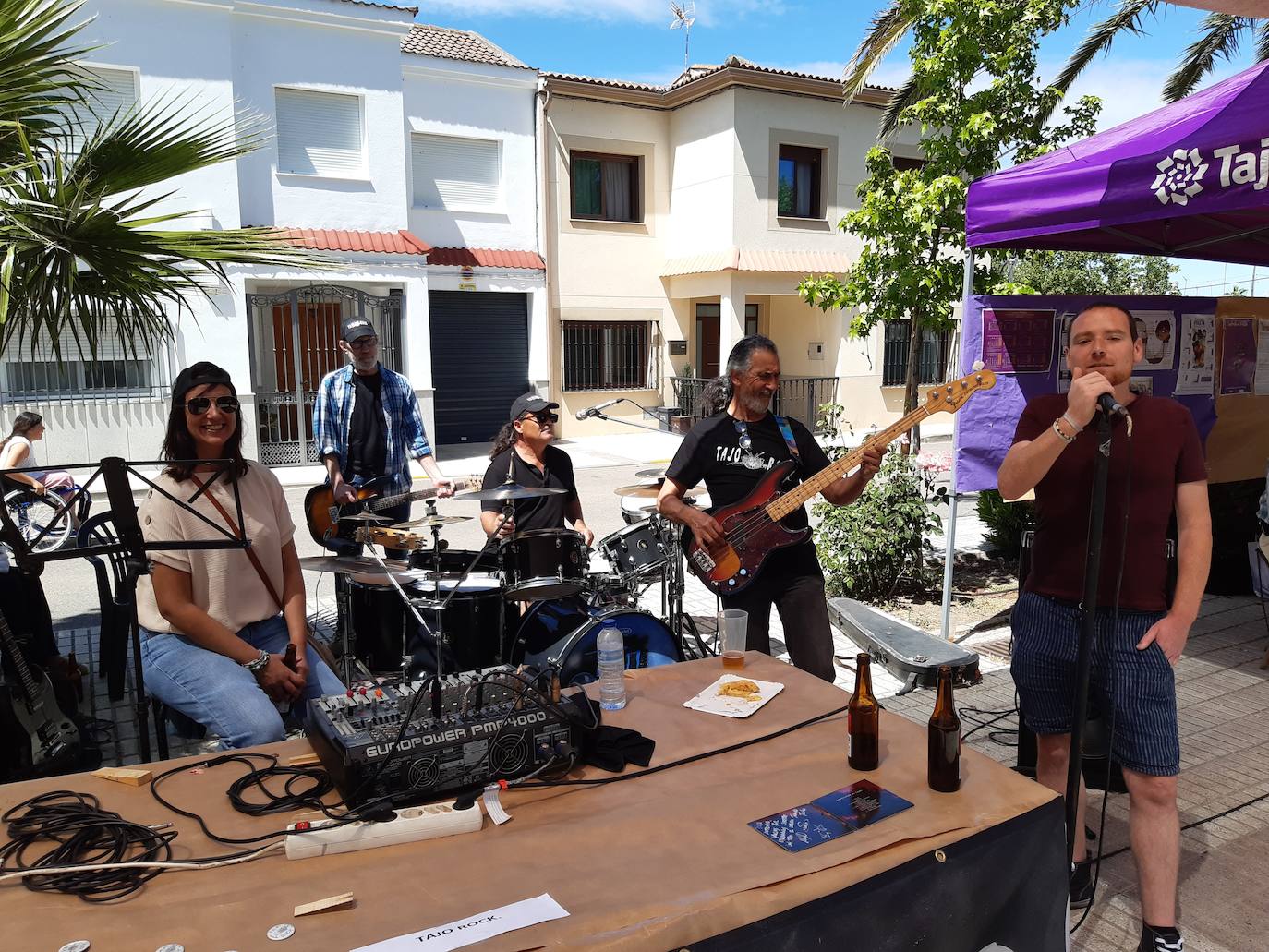 Imagen principal - El asociacionismo local triunfa en su feria anual por su alta participación