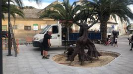 Comienzan a instalar la escultura de la Plaza de los abuelos