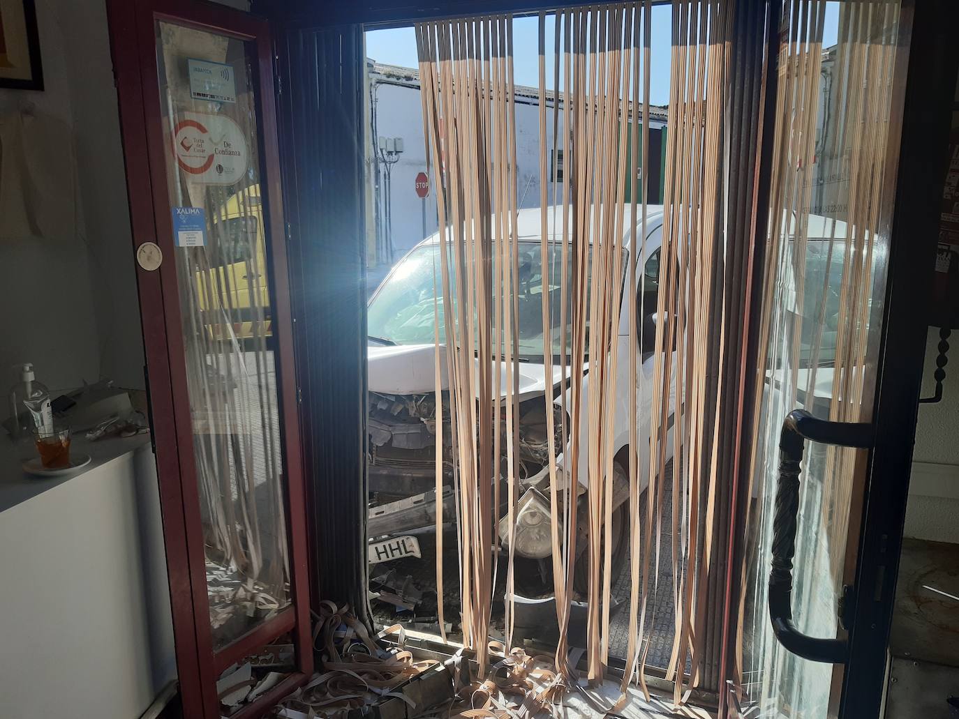 Imagen secundaria 1 - Un vecino impacta con su turismo contra la puerta de un establecimiento en Ronda de La Charca