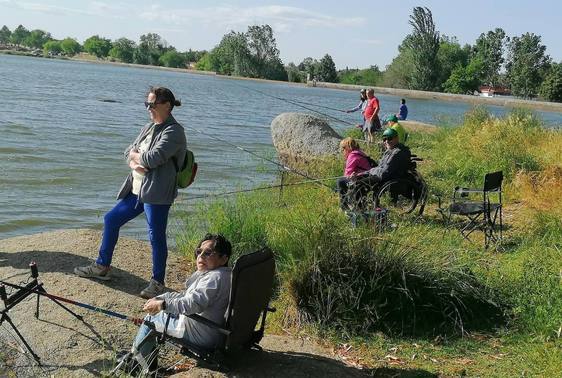 La Sociedad de Pescadores y Adiscasar disfrutan de una jornada de pesca y convivencia