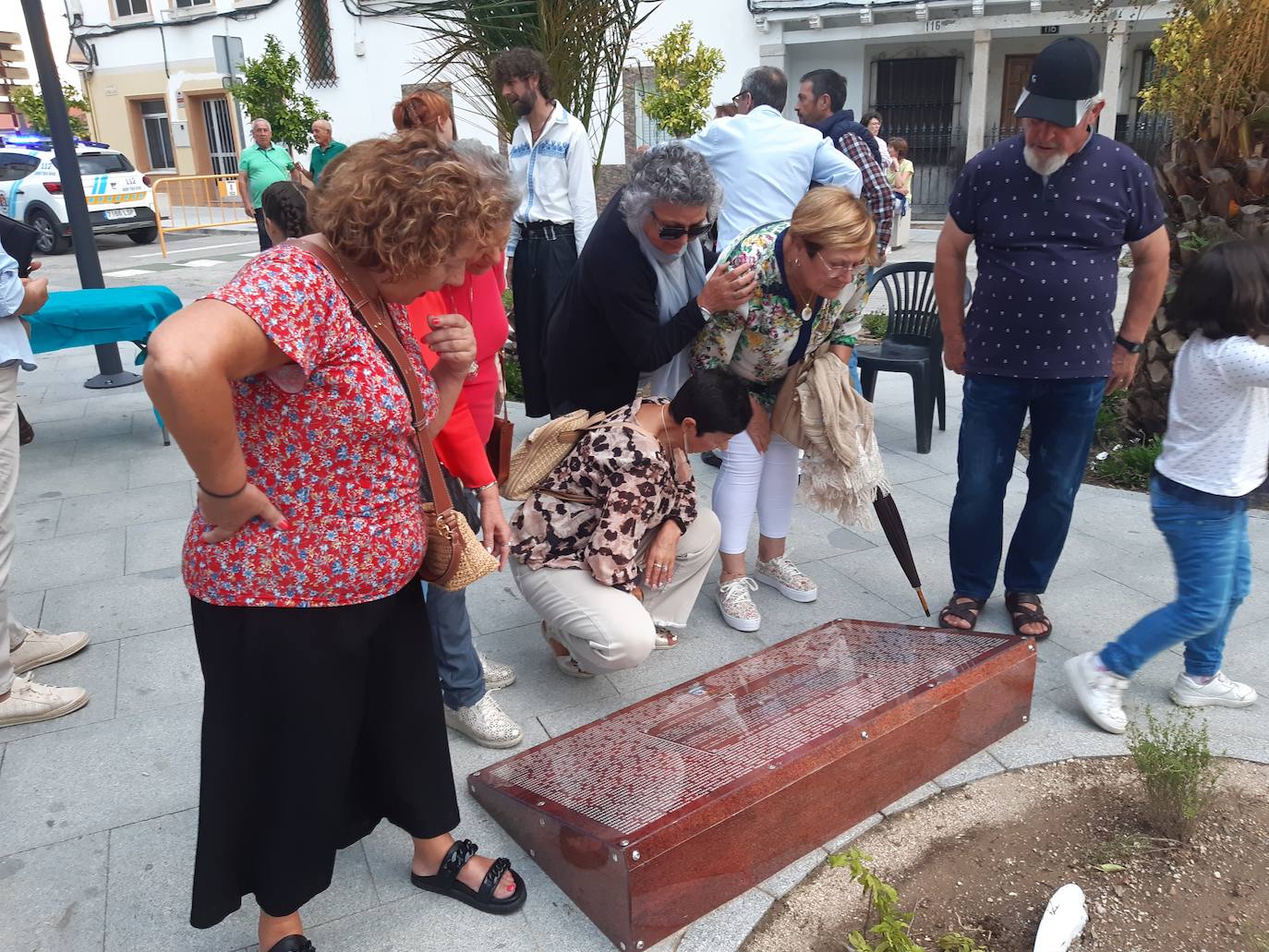 Imagen secundaria 1 - Dos olivos abrazados simbolizan el amor y la amistad del pueblo casareño