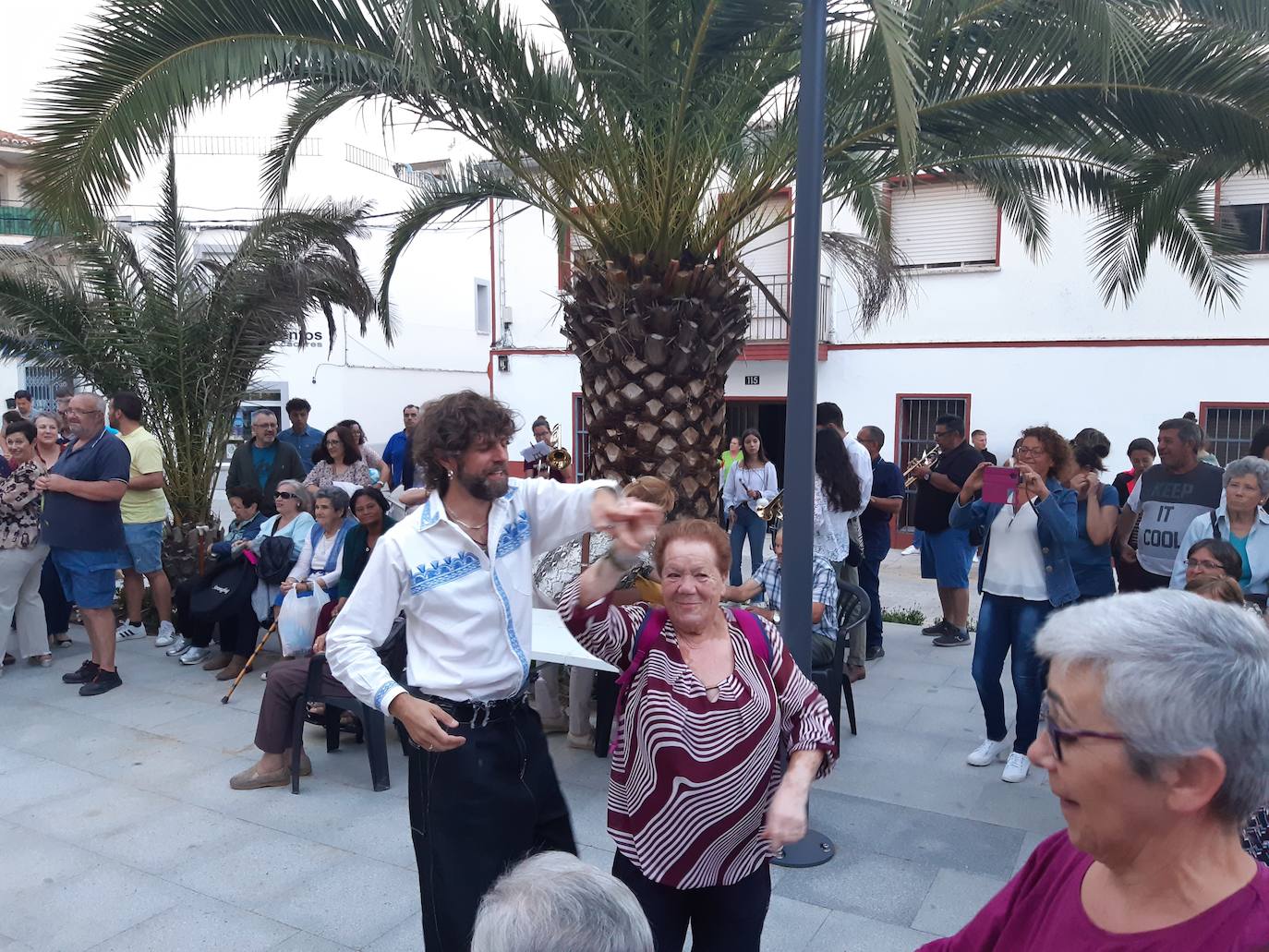 Imagen secundaria 2 - Dos olivos abrazados simbolizan el amor y la amistad del pueblo casareño