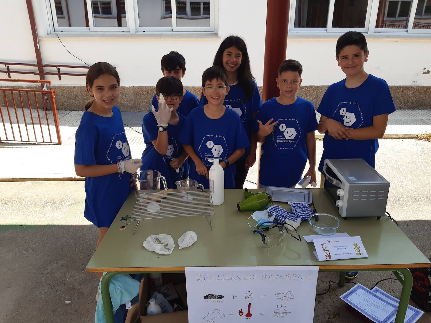 Imagen principal - Siete niños participan en una nueva edición de la Feria Local de Ciencias