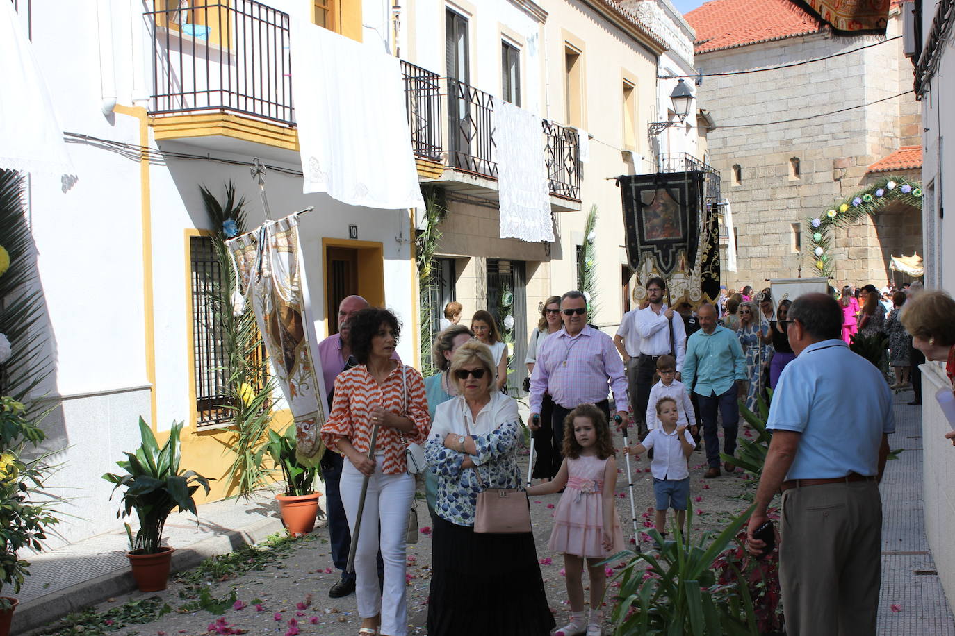 Calor y calles engalanadas en la celebración del Corpus Christi