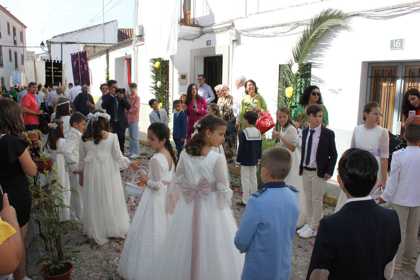 Calor y calles engalanadas en la celebración del Corpus Christi
