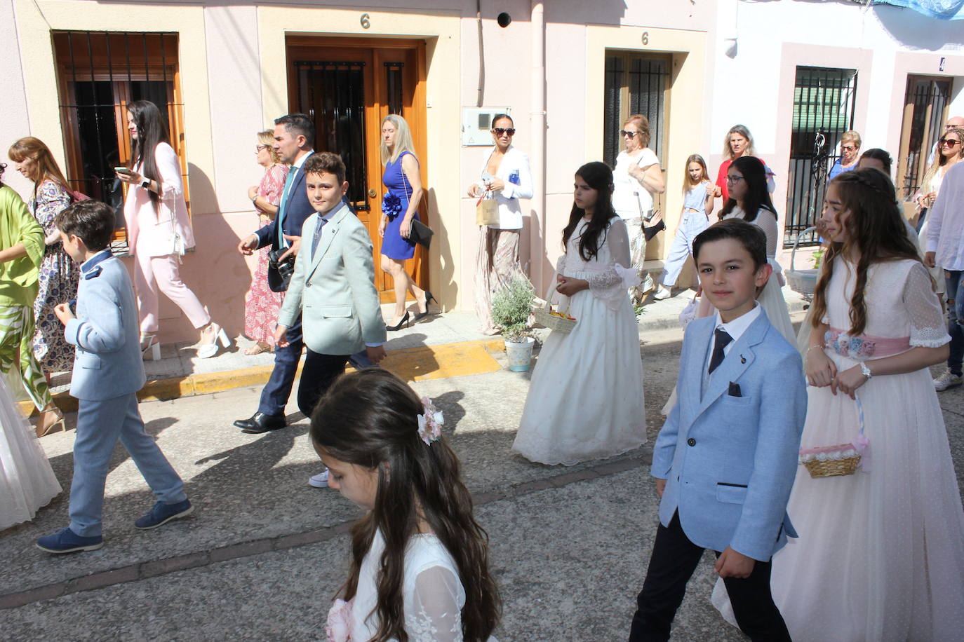 Calor y calles engalanadas en la celebración del Corpus Christi