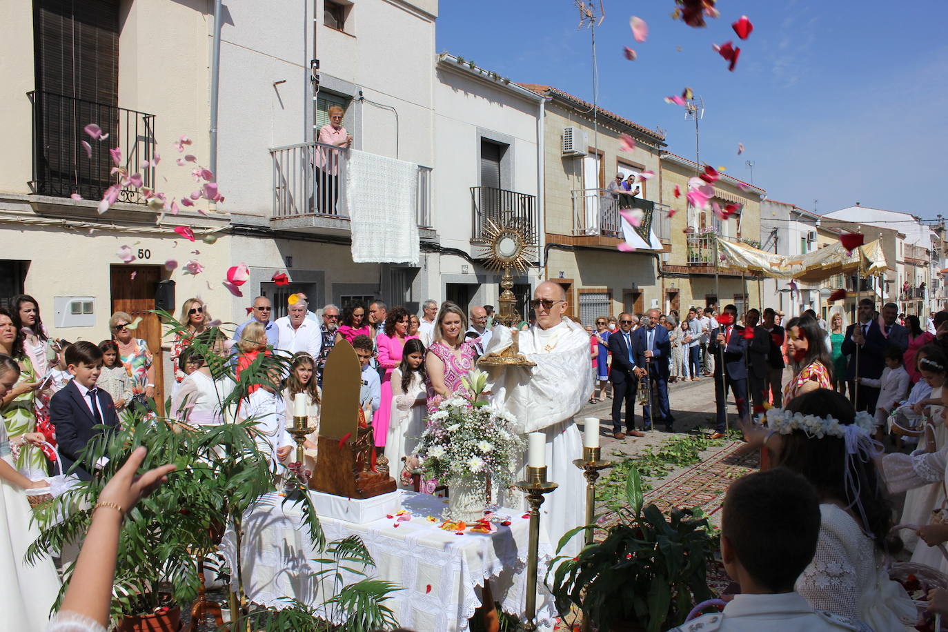 Calor y calles engalanadas en la celebración del Corpus Christi