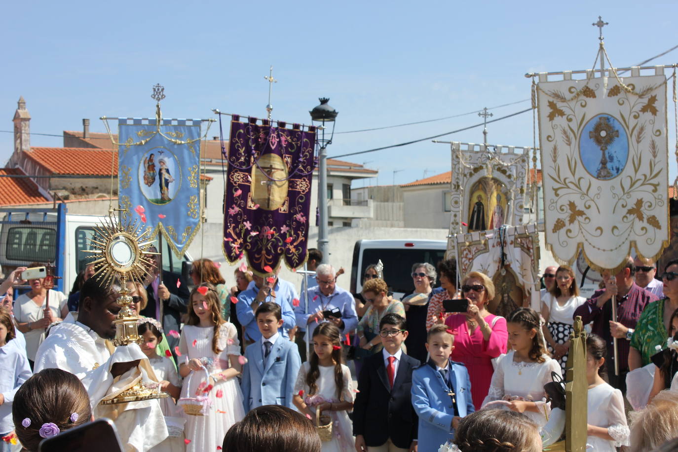 Calor y calles engalanadas en la celebración del Corpus Christi