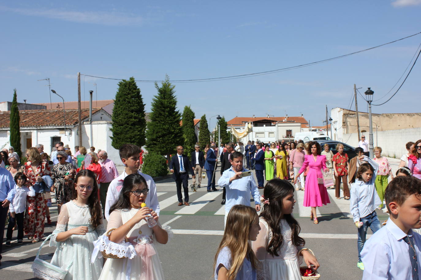 Calor y calles engalanadas en la celebración del Corpus Christi