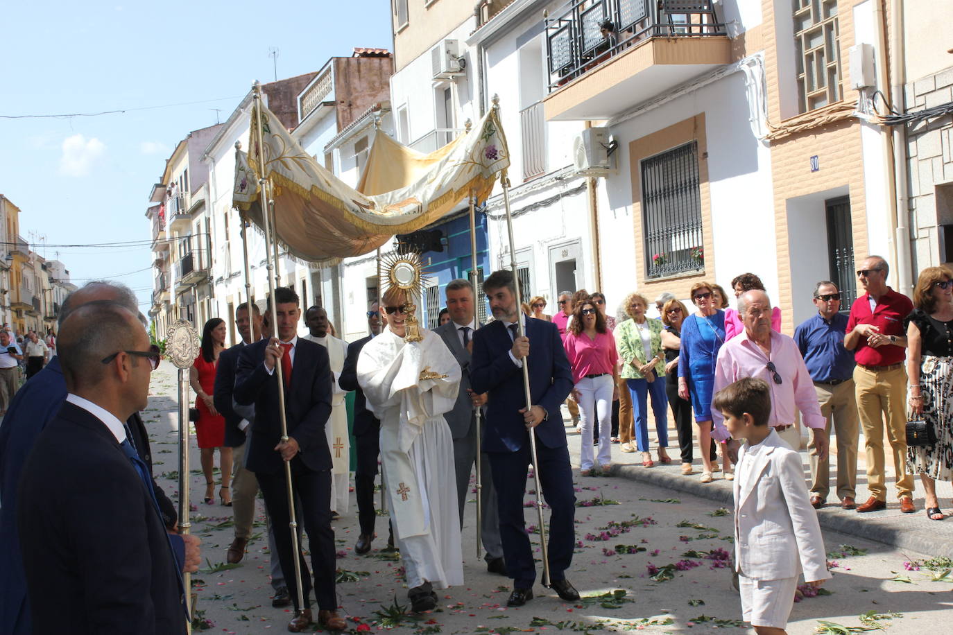 Calor y calles engalanadas en la celebración del Corpus Christi