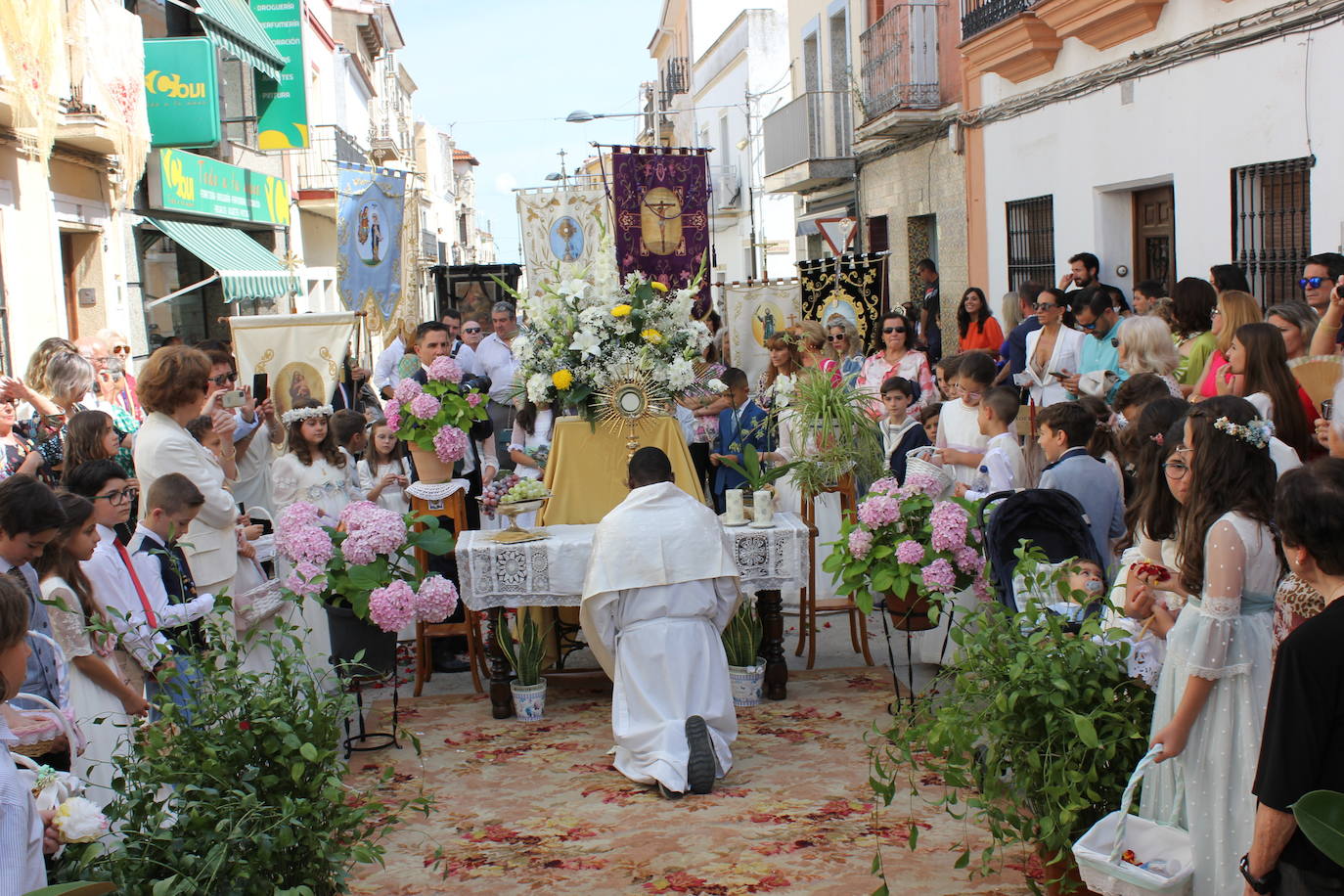 Calor y calles engalanadas en la celebración del Corpus Christi