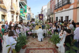 Calor y calles engalanadas en la celebración del Corpus Christi