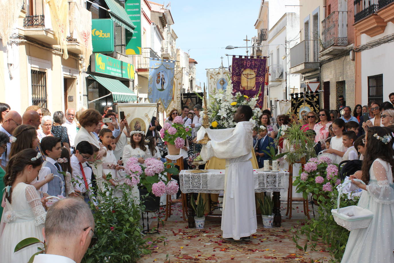 Calor y calles engalanadas en la celebración del Corpus Christi