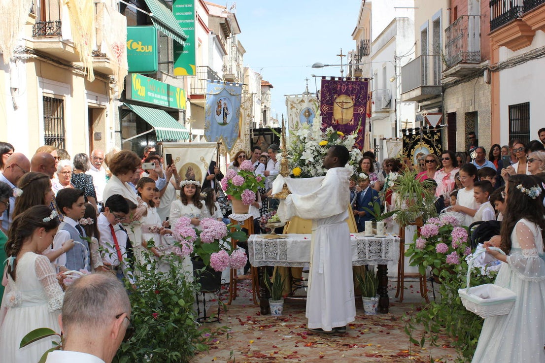 Calor y calles engalanadas en la celebración del Corpus Christi