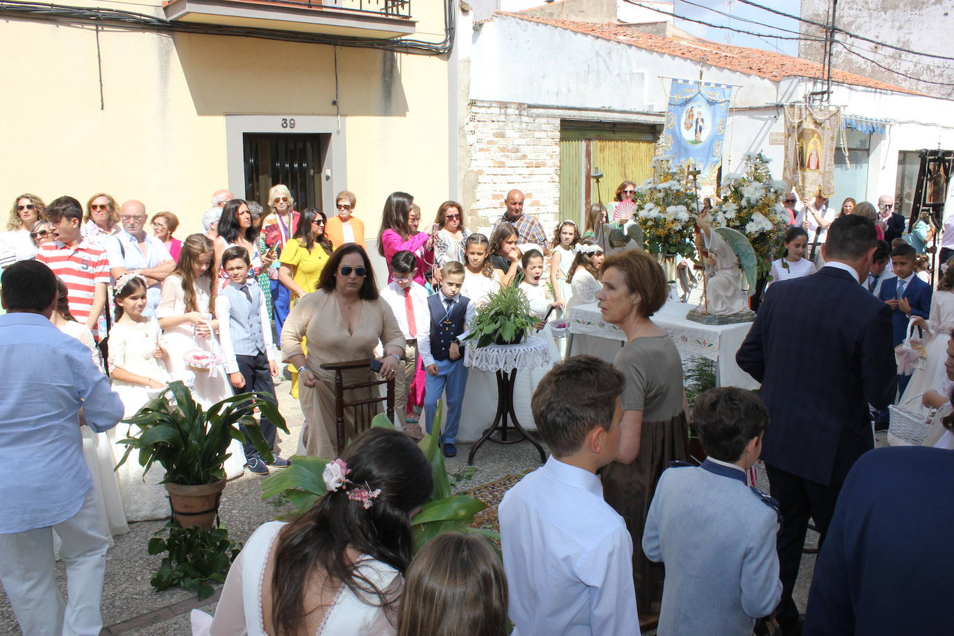 Calor y calles engalanadas en la celebración del Corpus Christi