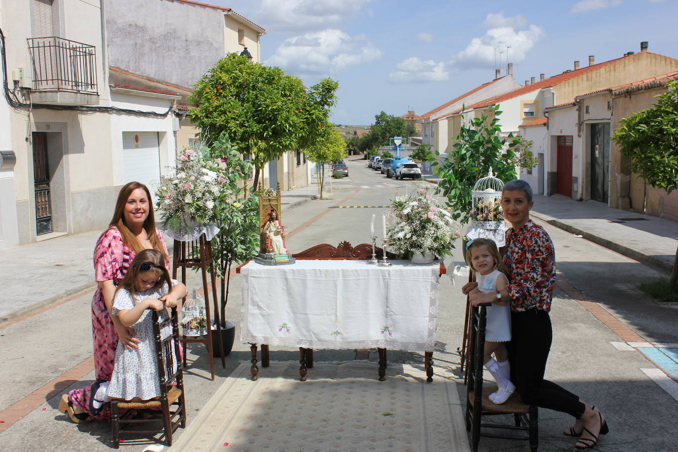 Calor y calles engalanadas en la celebración del Corpus Christi