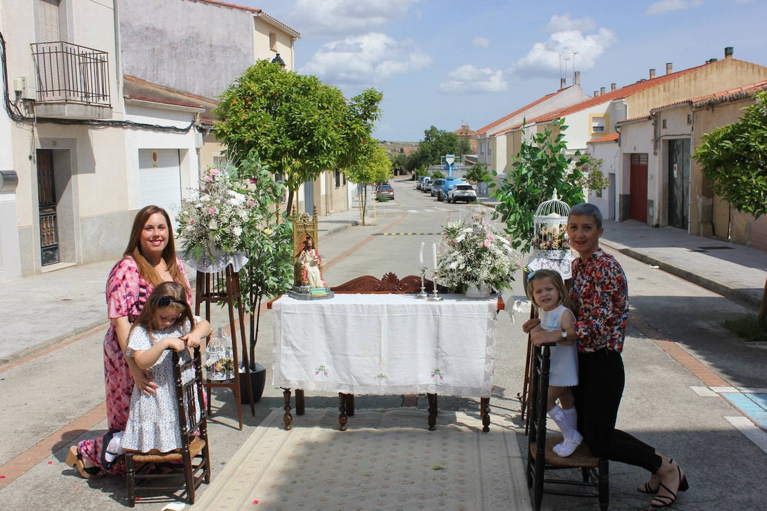 Calor y calles engalanadas en la celebración del Corpus Christi